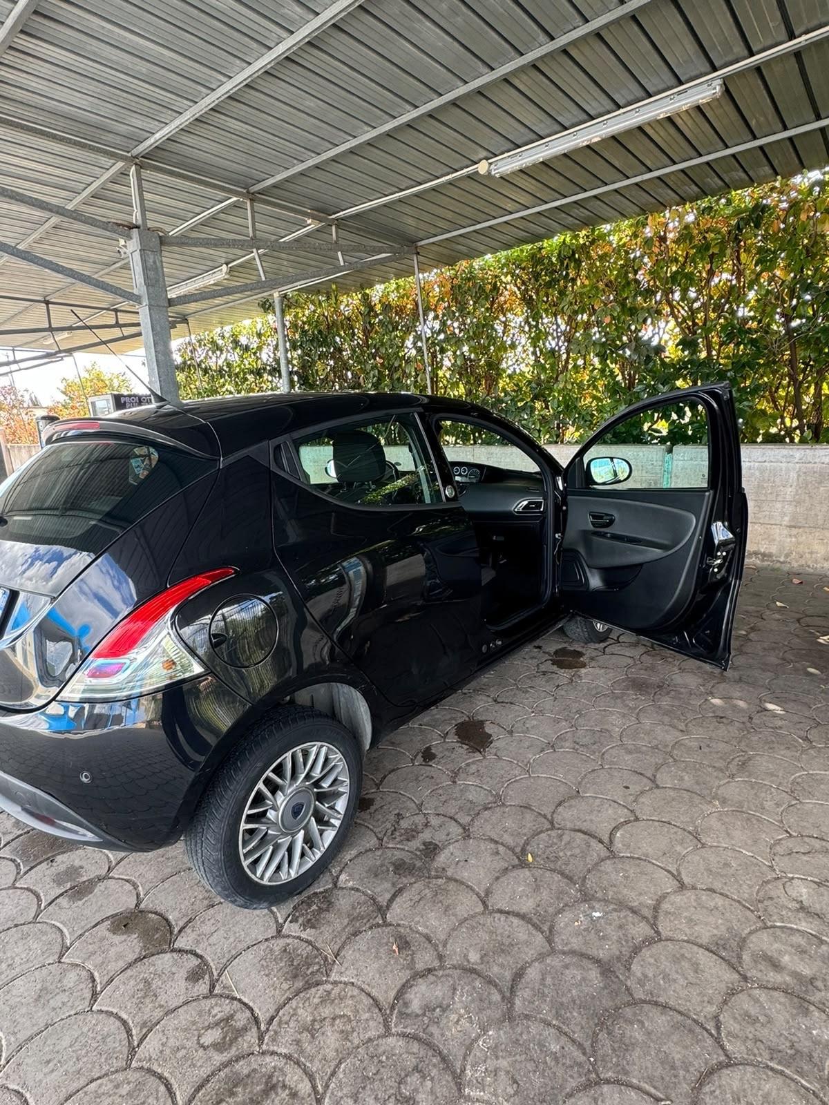 Lancia Ypsilon 0.9 TwinAir 85 CV 5 porte Metano Ecochic Gold