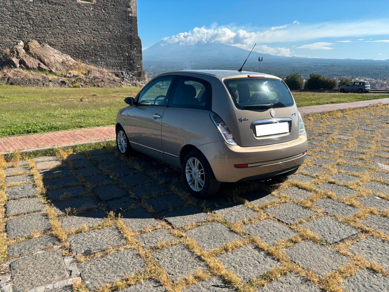 Lancia Ypsilon 1.3 MJT 75 CV Oro