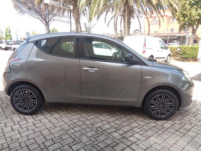 Lancia Ypsilon 1.0 FireFly 5 POSTI S&S Hybrid Silver