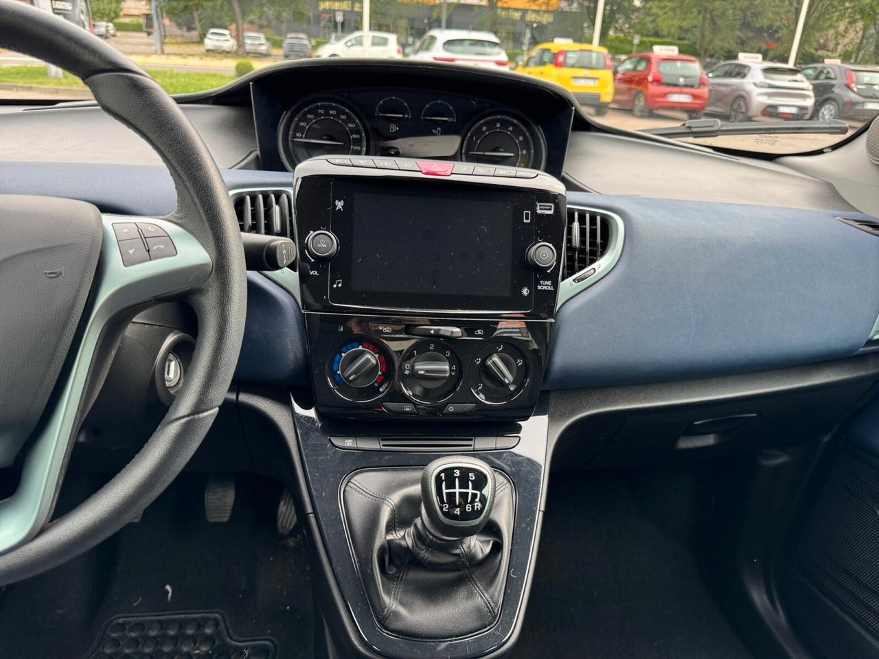 Lancia Ypsilon 1.0 Hybrid Platino