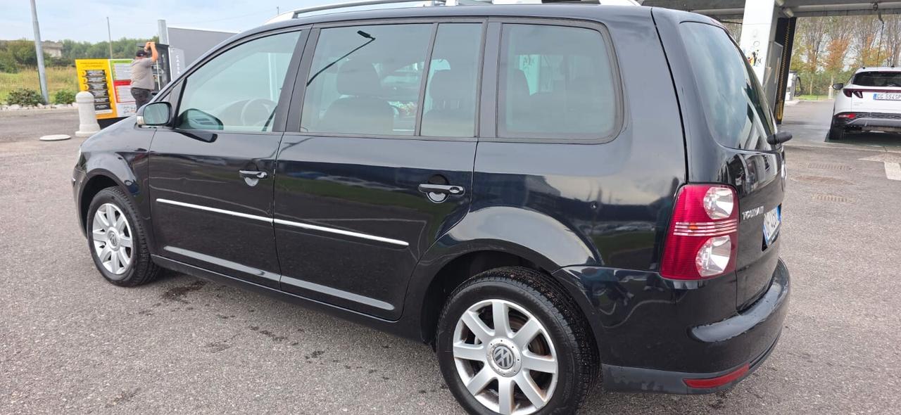 Volkswagen Touran 2.0 16V TDI Highline 5 posti neop