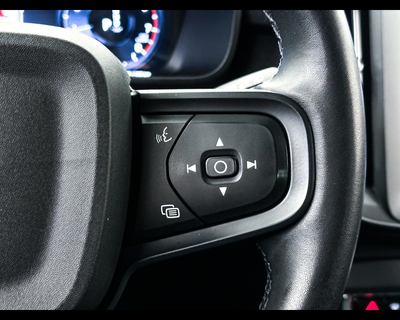 VOLVO XC40 (2017-->) - XC40 T2 Geartronic Momentum Core N1