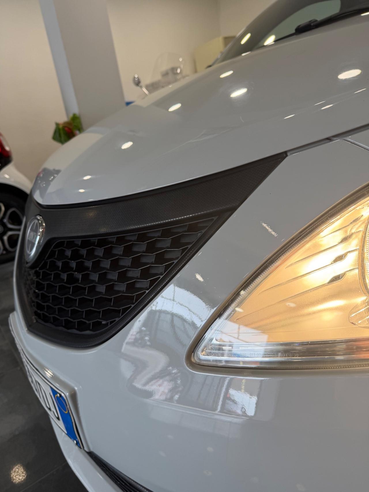 Lancia Ypsilon Elefantino Blu Gpl casa madre