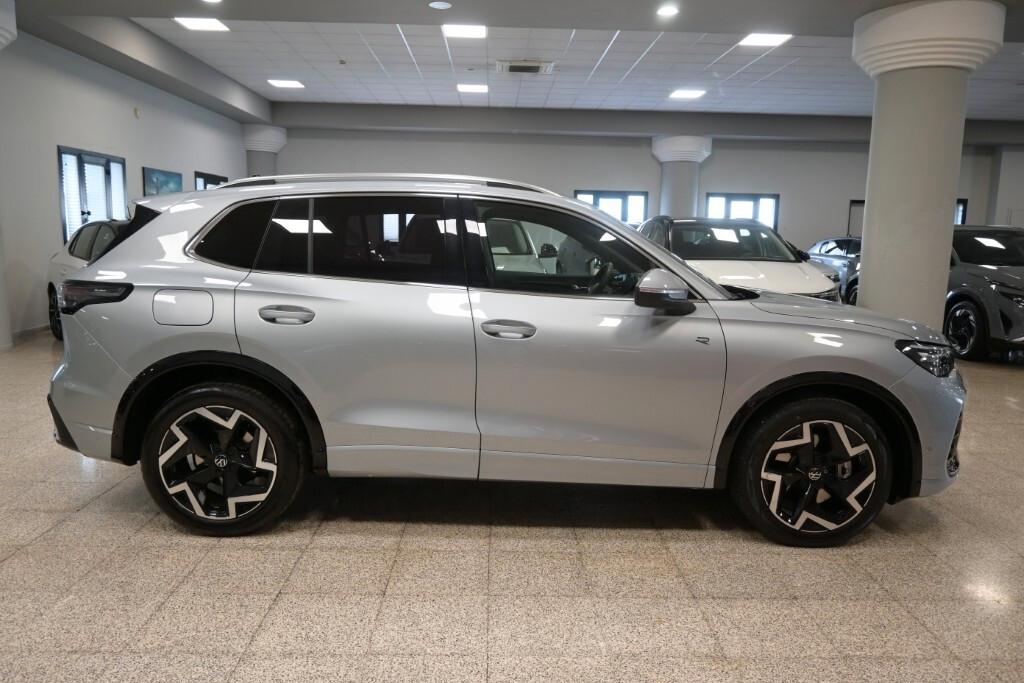VOLKSWAGEN TIGUAN NEW 2.0 TDI 150CV DSG R-LINE ( FARI IQ-LIGHT - DIGITAL COCKPIT - ADAPTIVE CRUISE - PELLE - CLIMATRONIC - AMBIENT LIGHTS - APP CONNECT - PARK ASSIST - TELECAMERA POST. - CERCHI 19 )