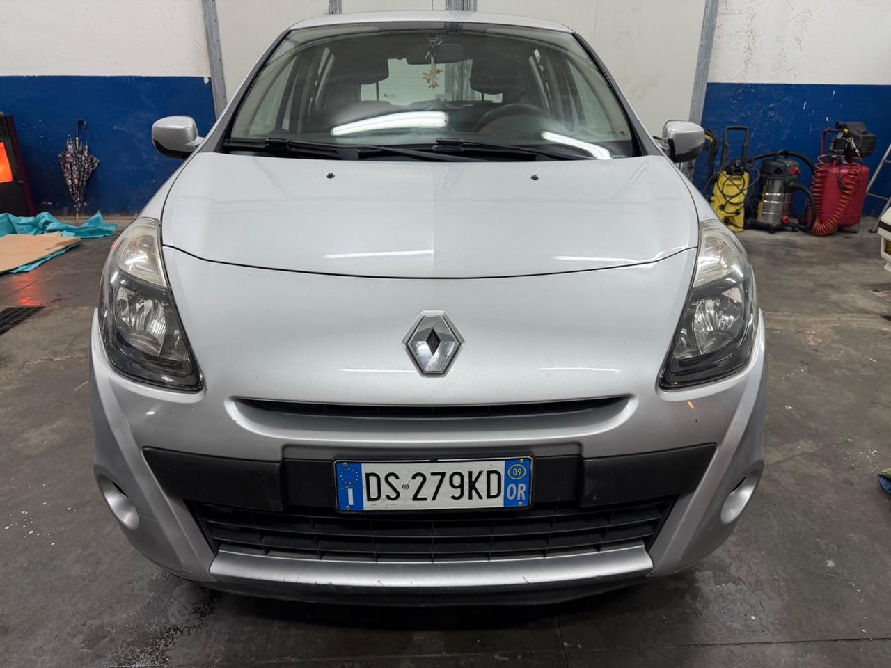 Renault Clio 1.2 con gancio traino e carrello compreso