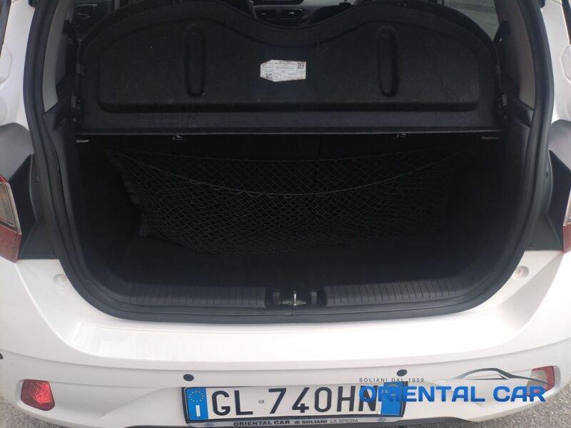 Hyundai i10 i10 1.0 TECH + CONNECT PACK + SENSORI DI POSTEGGIO + VETRI OSCURATI + TRENO DI GOMME INVERNALI