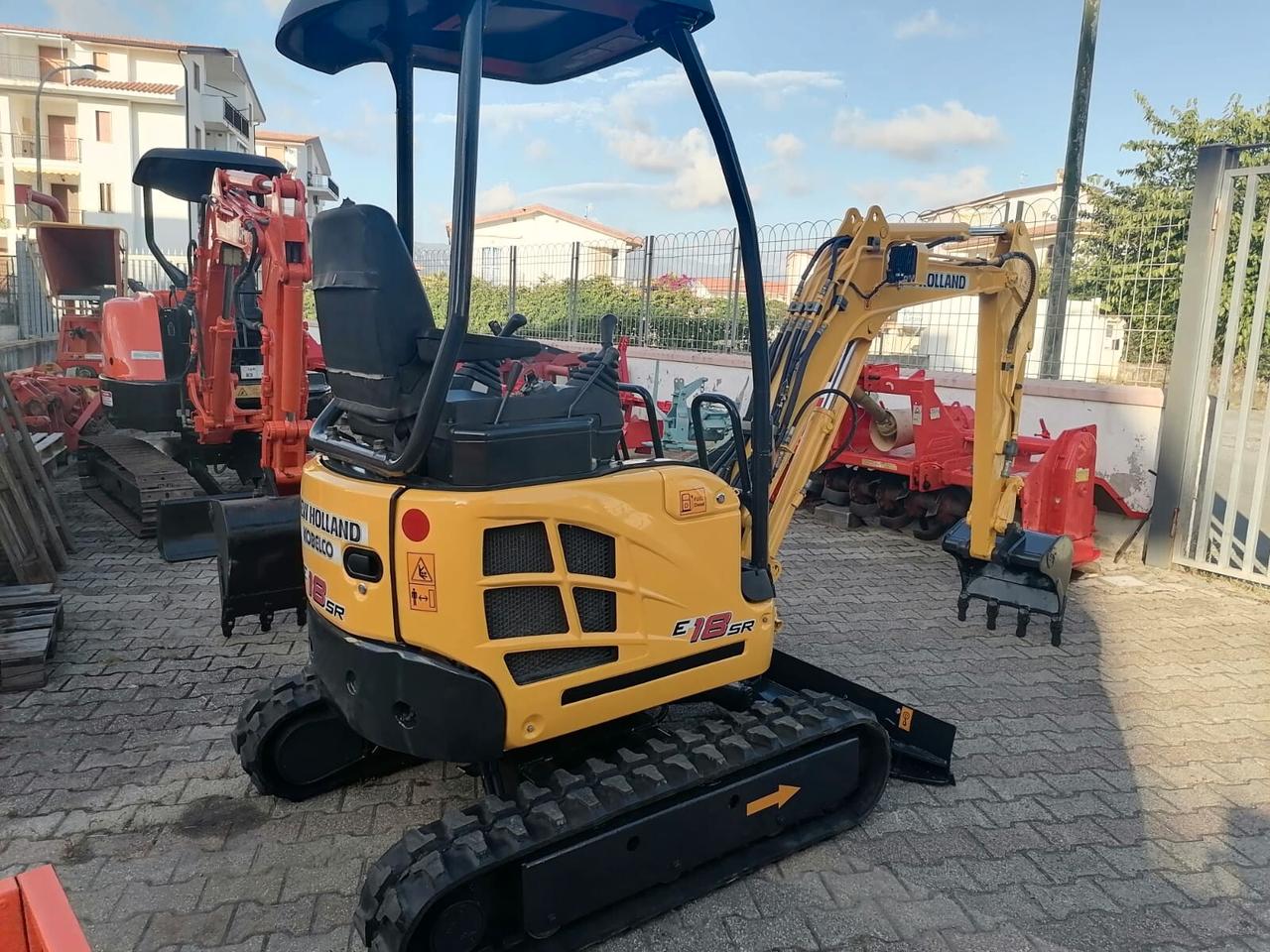 Escavatore Seminuovo New-Holland E18 SR (18 Quintali)