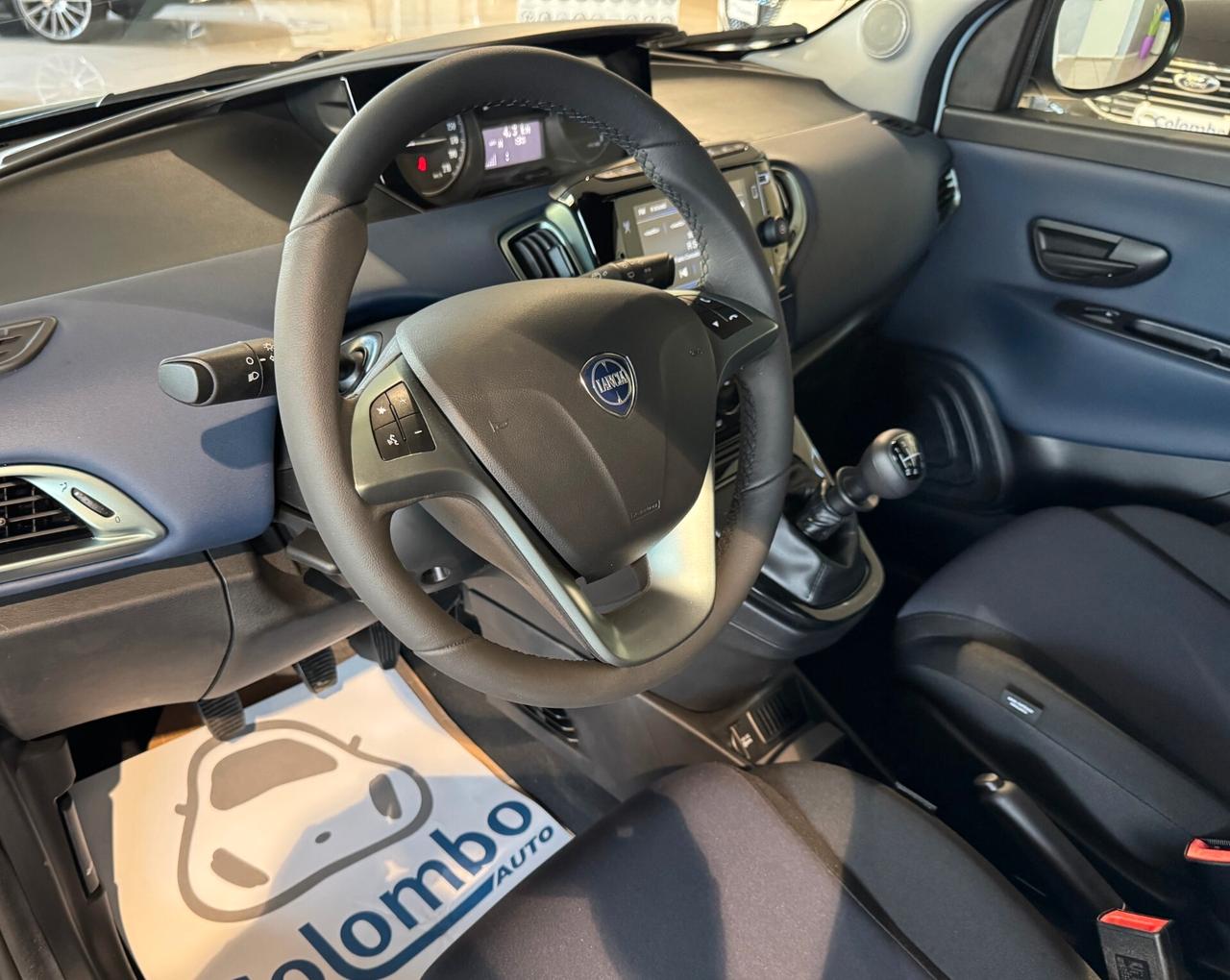 Lancia Ypsilon 1.0 firefly hybrid Platino App Conn Cam 15" Neopat