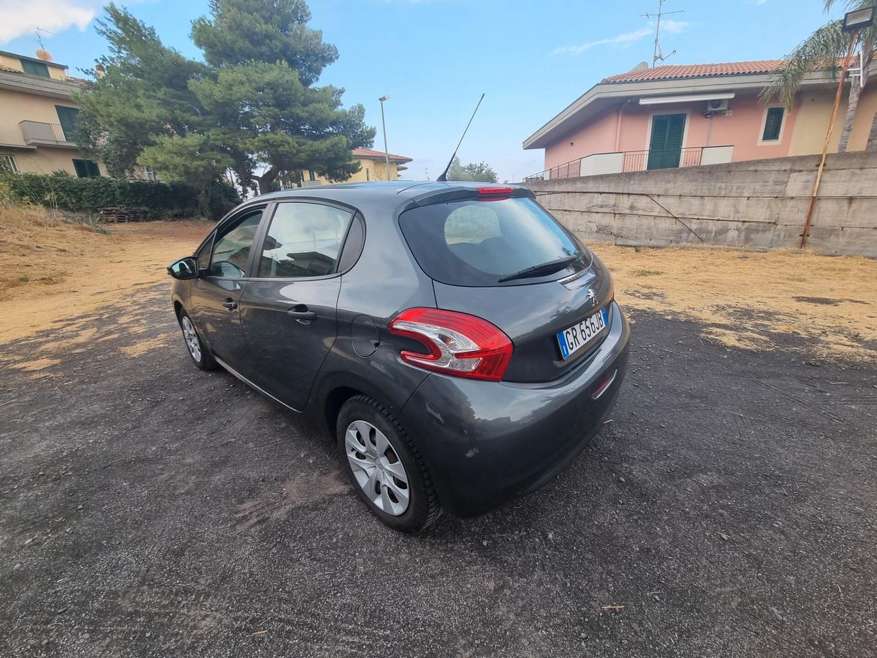 Peugeot 208 1.0 benzina 5 porte neopatentati