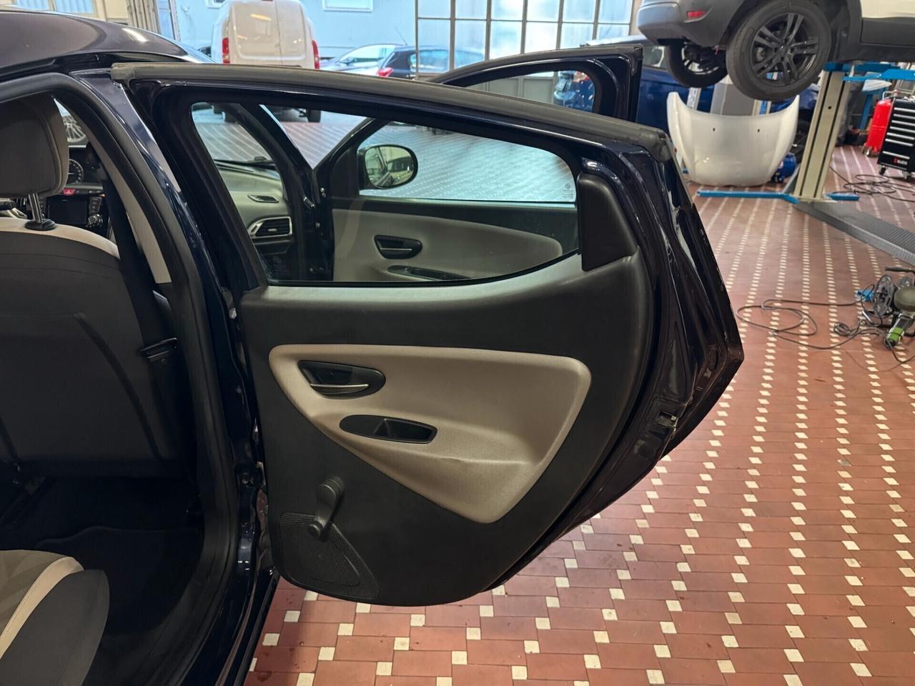 Lancia Ypsilon 1.2 69 CV 5 porte Platinum - NEOPATENTATI