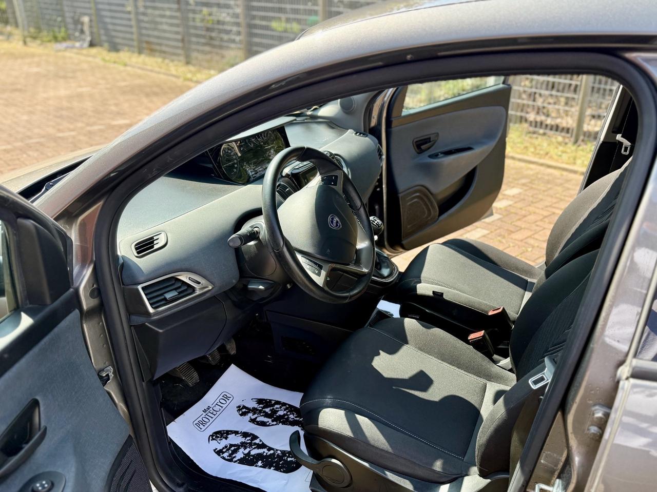Lancia Ypsilon 1.0 FireFly 5 porte S&S Hybrid Ecochic Silver
