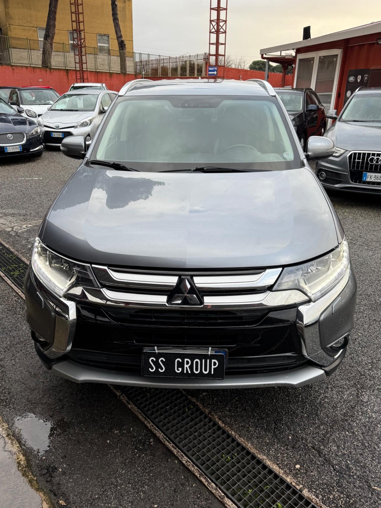 Outlander 2.2 DI-D 4x4-Instyle -7 posti-unipro-rate-E6