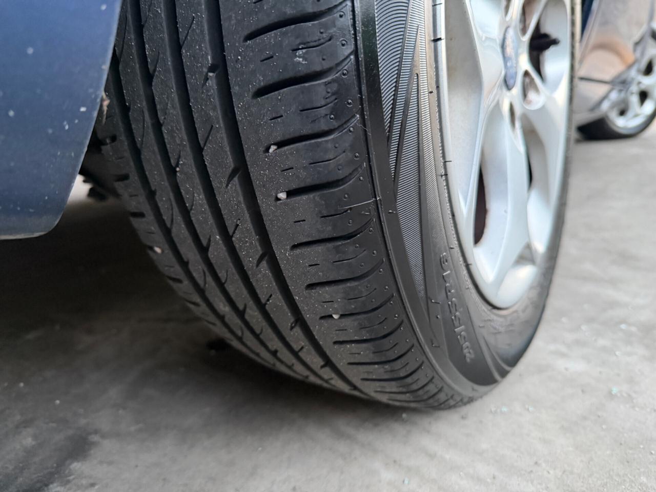 Ford Focus 1.6 benzina EURO5A NEOPATENTATI-FAMIGLIARE