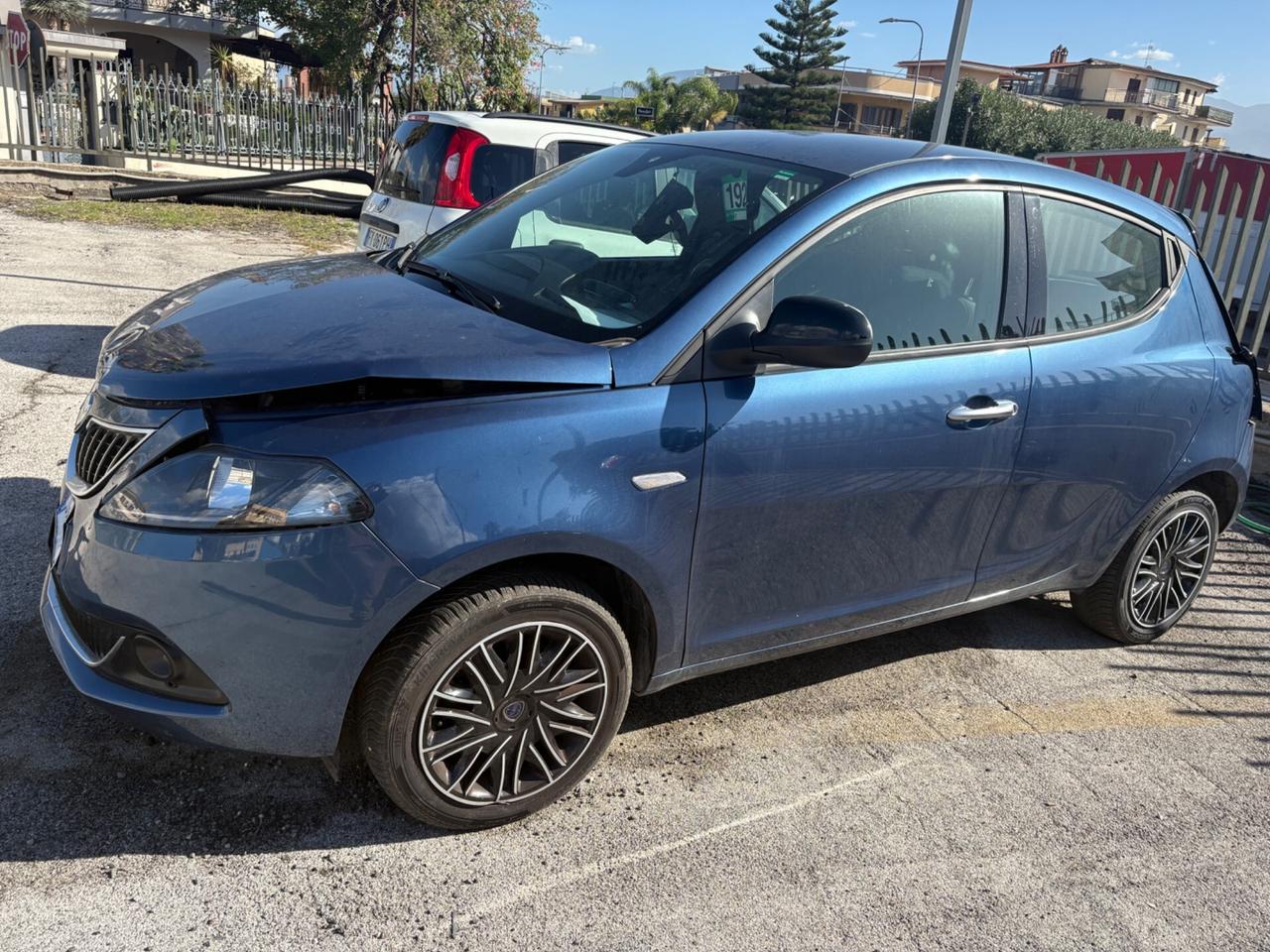 Lancia Ypsilon Firefly Hybrid 70CV Gold