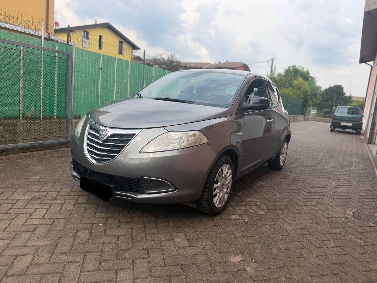 Lancia Ypsilon 1.2 69 CV 5 porte neopatentati unici prop