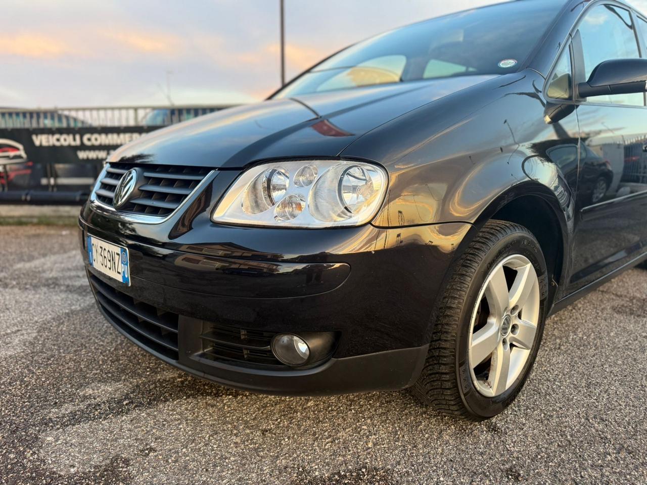 Volkswagen Touran 1.6 16V FSI Highline 7 POSTI