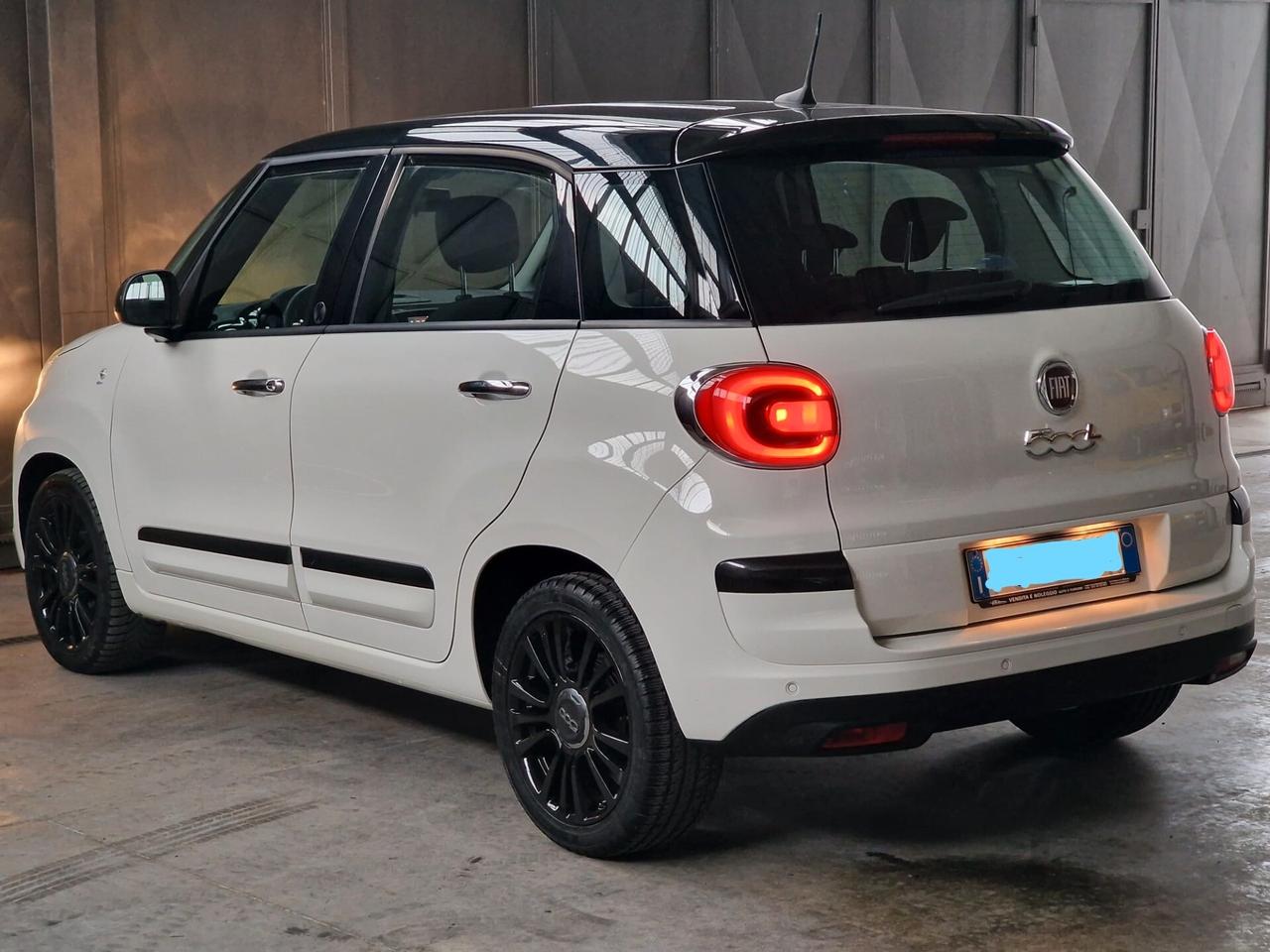 Fiat 500L 1.4 120° S.&.S Anniversario Bicolore Nero Cinema/Bianco € 14.999, 00 Benzina Potenza (CV) 95 Potenza