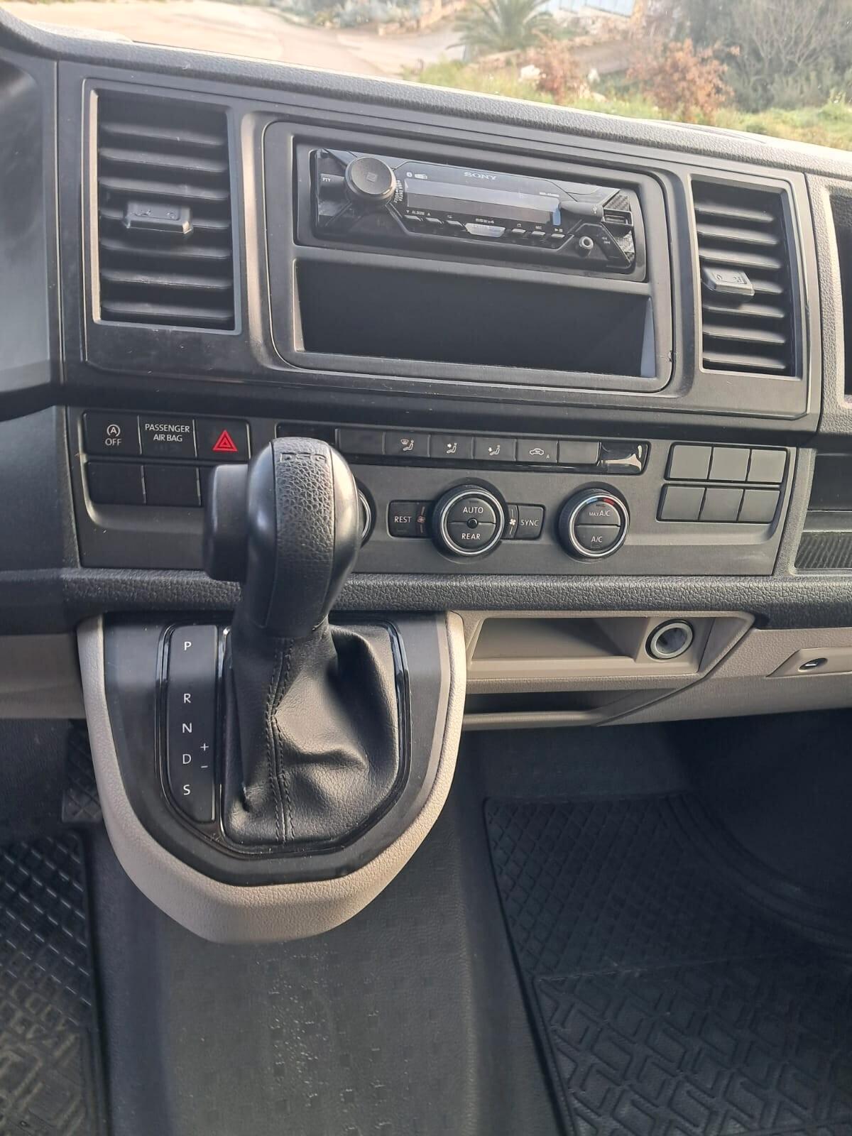 Volkswagen Caravelle 2.0 TDI DSG 9 posti (Iva Esposta)