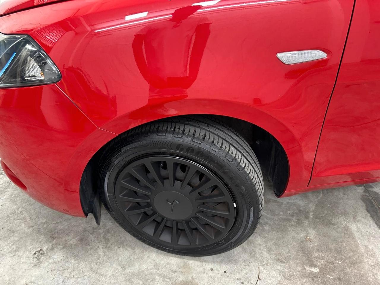 Lancia Ypsilon 1.0 FireFly 5 porte S&S Hybrid Ecochic Silver