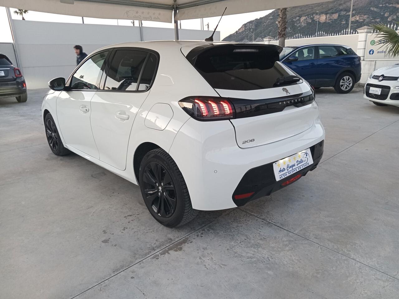 Peugeot 208 BENZ.1.2 C.V 100 AUTOM PER NEO PATENTATI