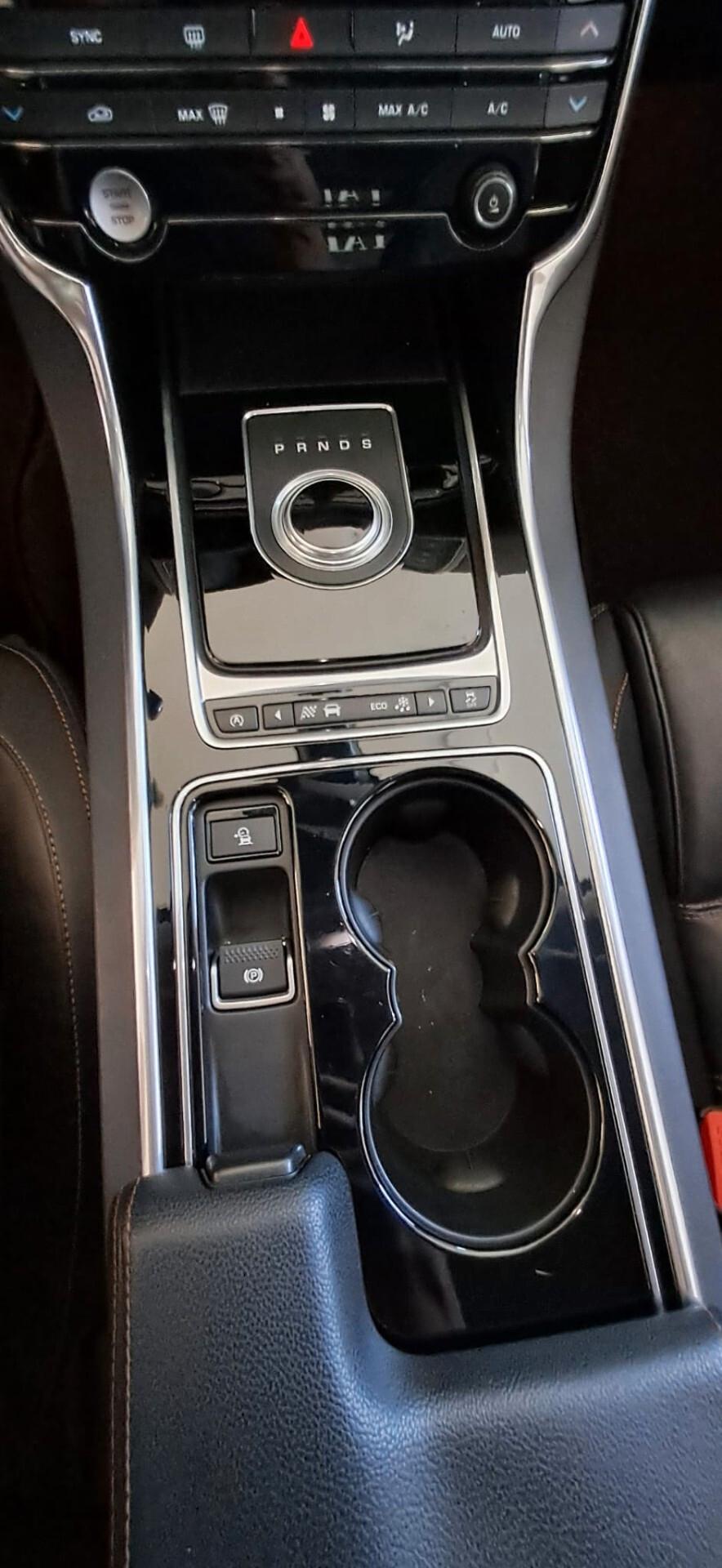 Jaguar XE 2.0 D Turbo 180CV aut. Prestige