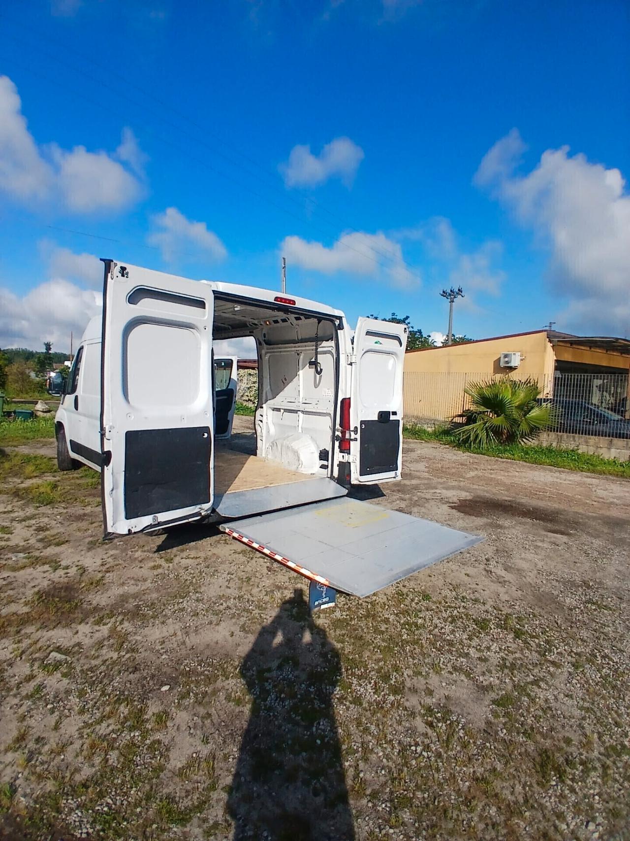 Fiat Ducato 35 2,3 MJT con pedana di carico