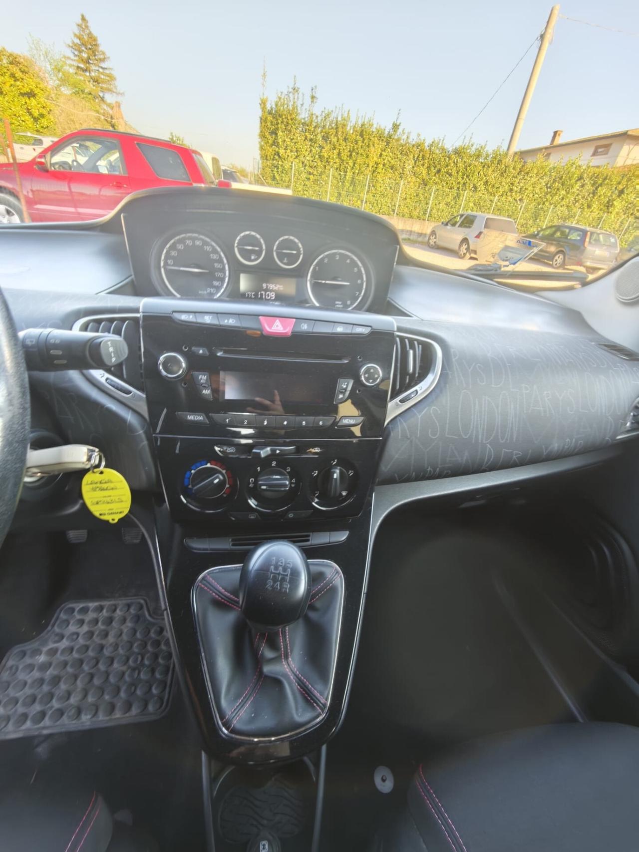 Lancia Ypsilon 1.2 69 CV 5 porte Platinum km 94 mila garantita 12 mesi