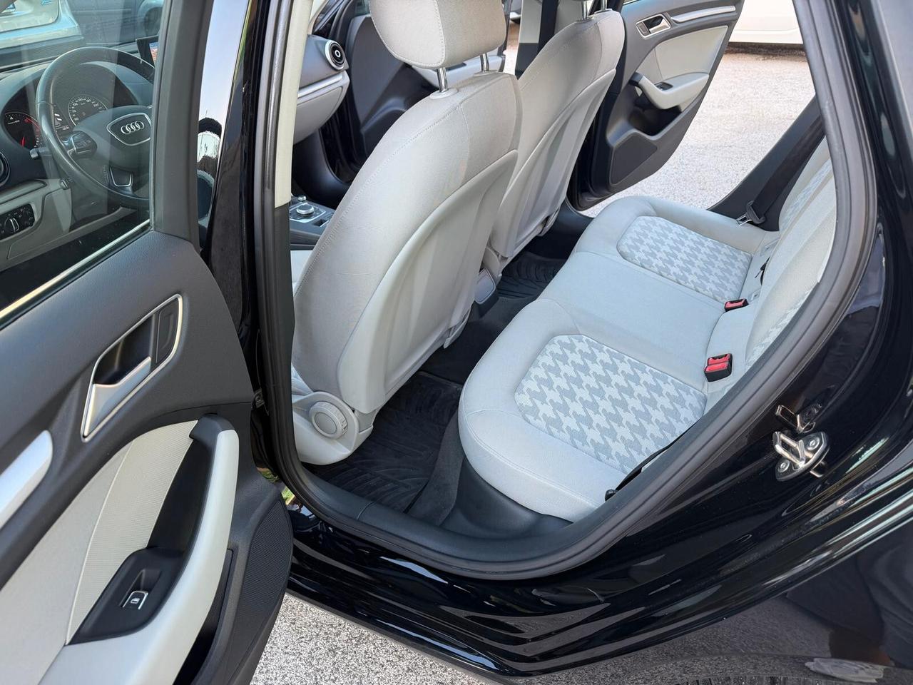 Audi A3 1.6 TDI clean diesel Attraction