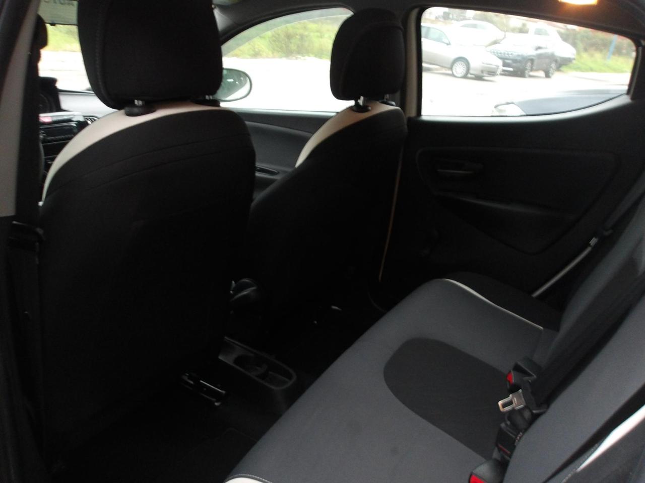 Lancia Ypsilon 5 Porte Ypsilon 1.2 8v Silver c/clima 69cv