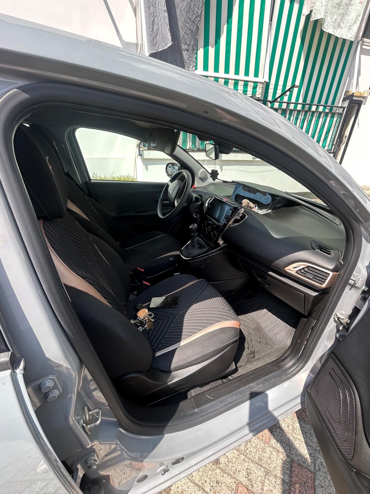 Ypsilon 1.0 FireFly 5 porte S&S Hybrid Alberta Ferretti