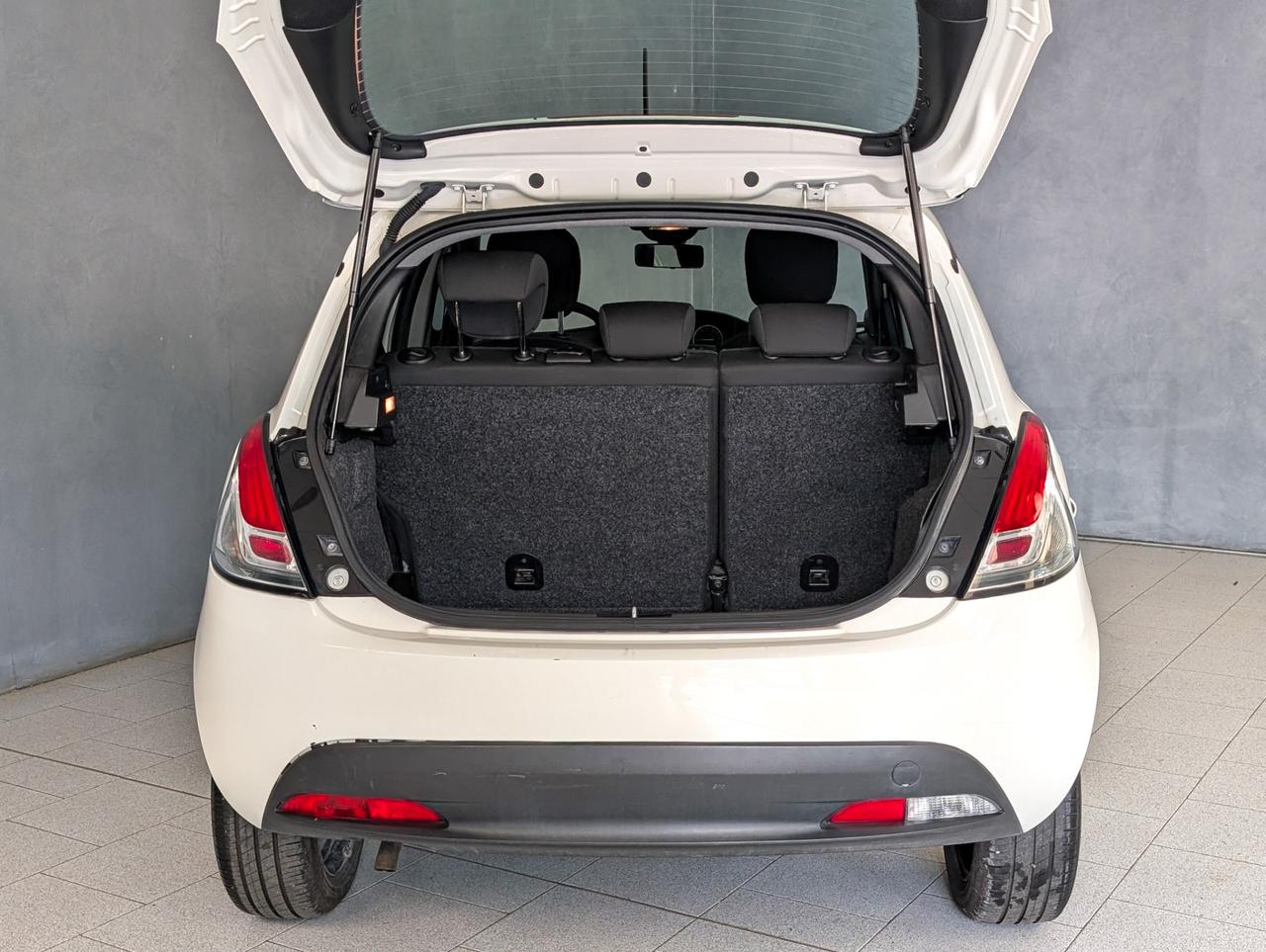 Lancia Ypsilon 1.0 Hybrid 70cv Silver