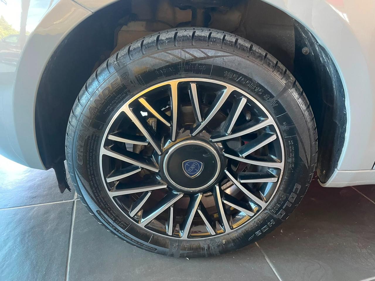 LANCIA YPSILON 1.0HYBRID ALBERTA FERRETTI 70cv