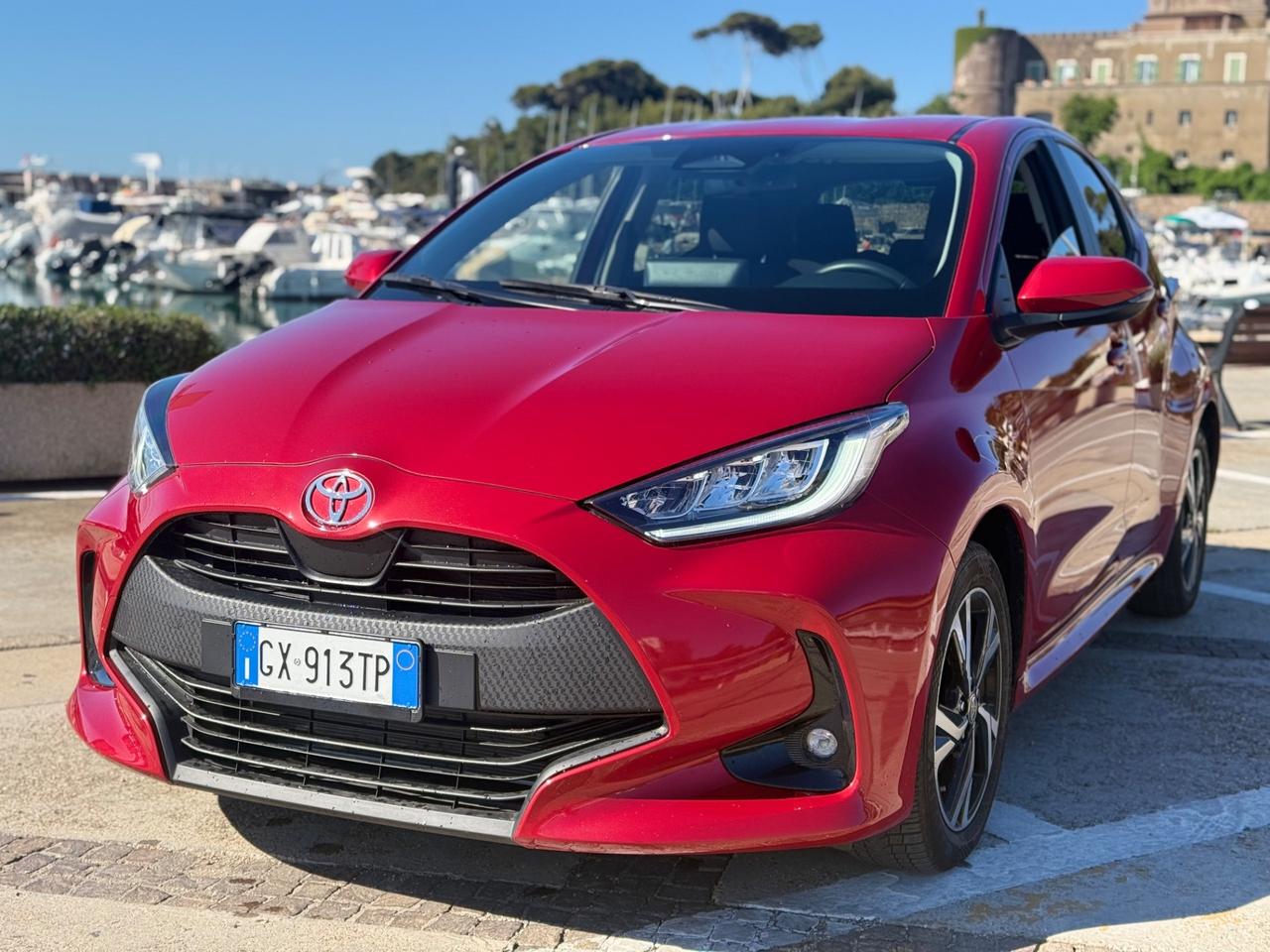 Toyota Yaris 1.5 Hybrid 5 porte red 2025