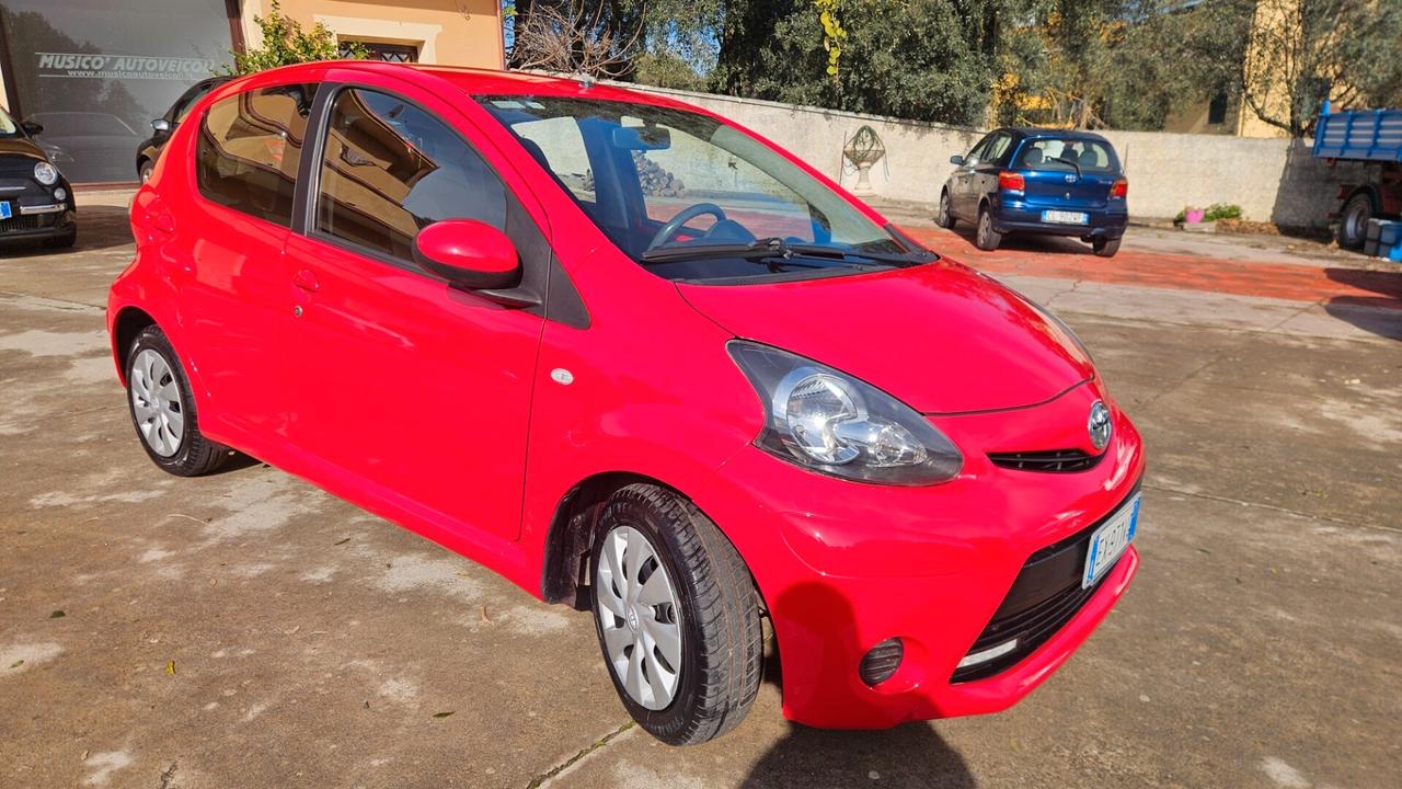 Toyota Aygo 1.0 VVT-i 69 CV 5 porte x-cool MMT