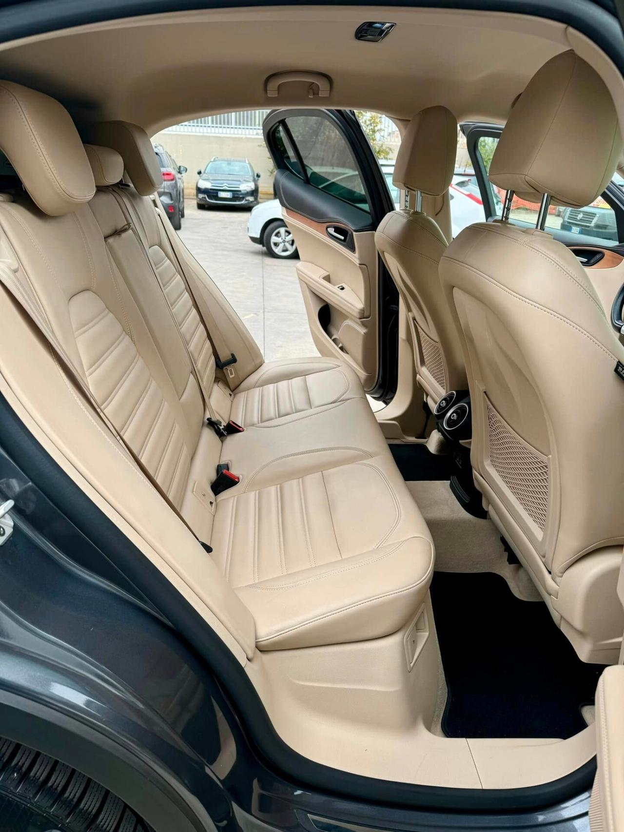 Alfa Romeo Stelvio 2.2 Turbodiesel AT8 Q4 Executive con Gancio traino Originale