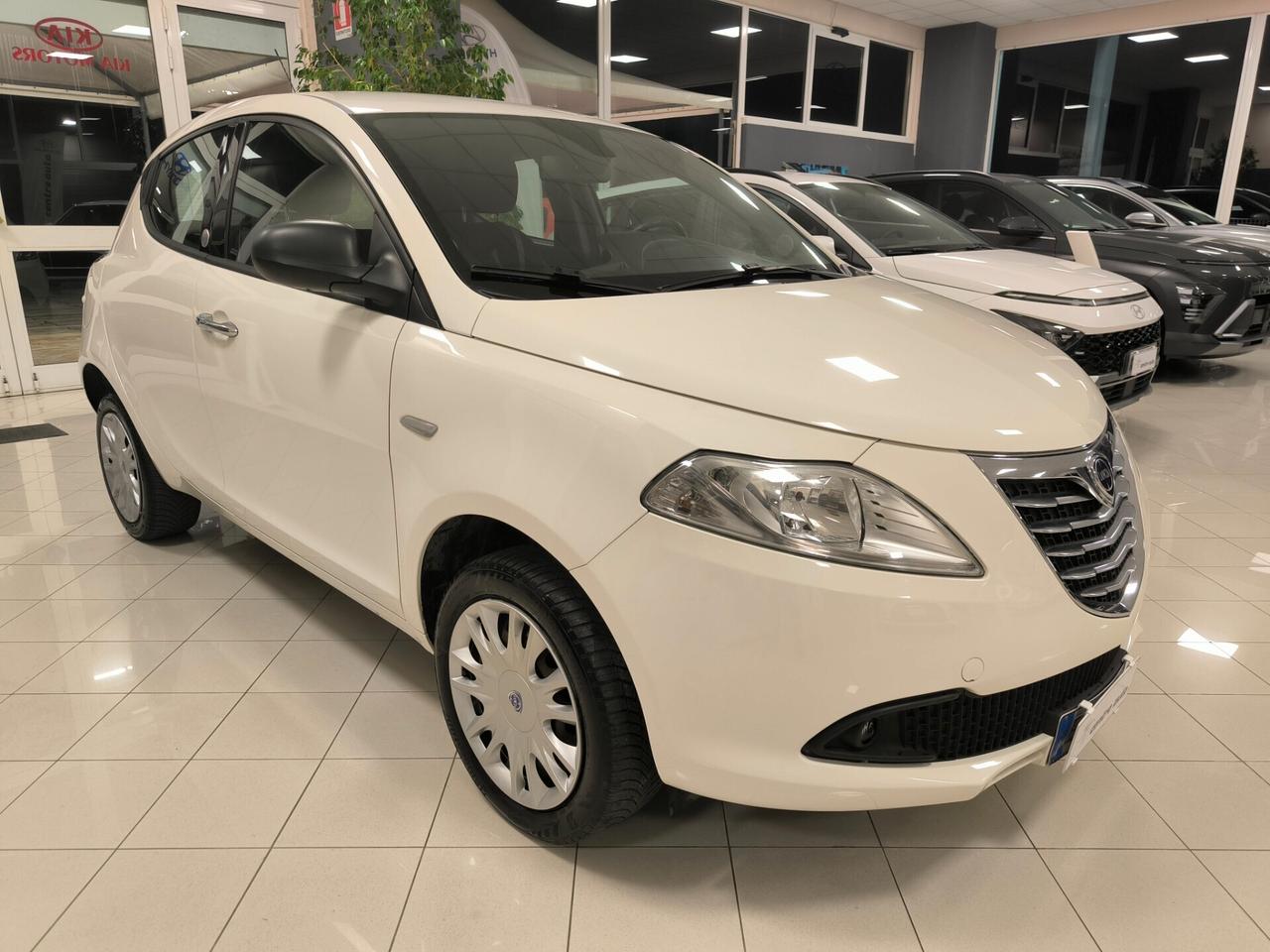 Lancia Ypsilon 0.9 TwinAir 85 CV 5 porte Metano Ecochic Silver