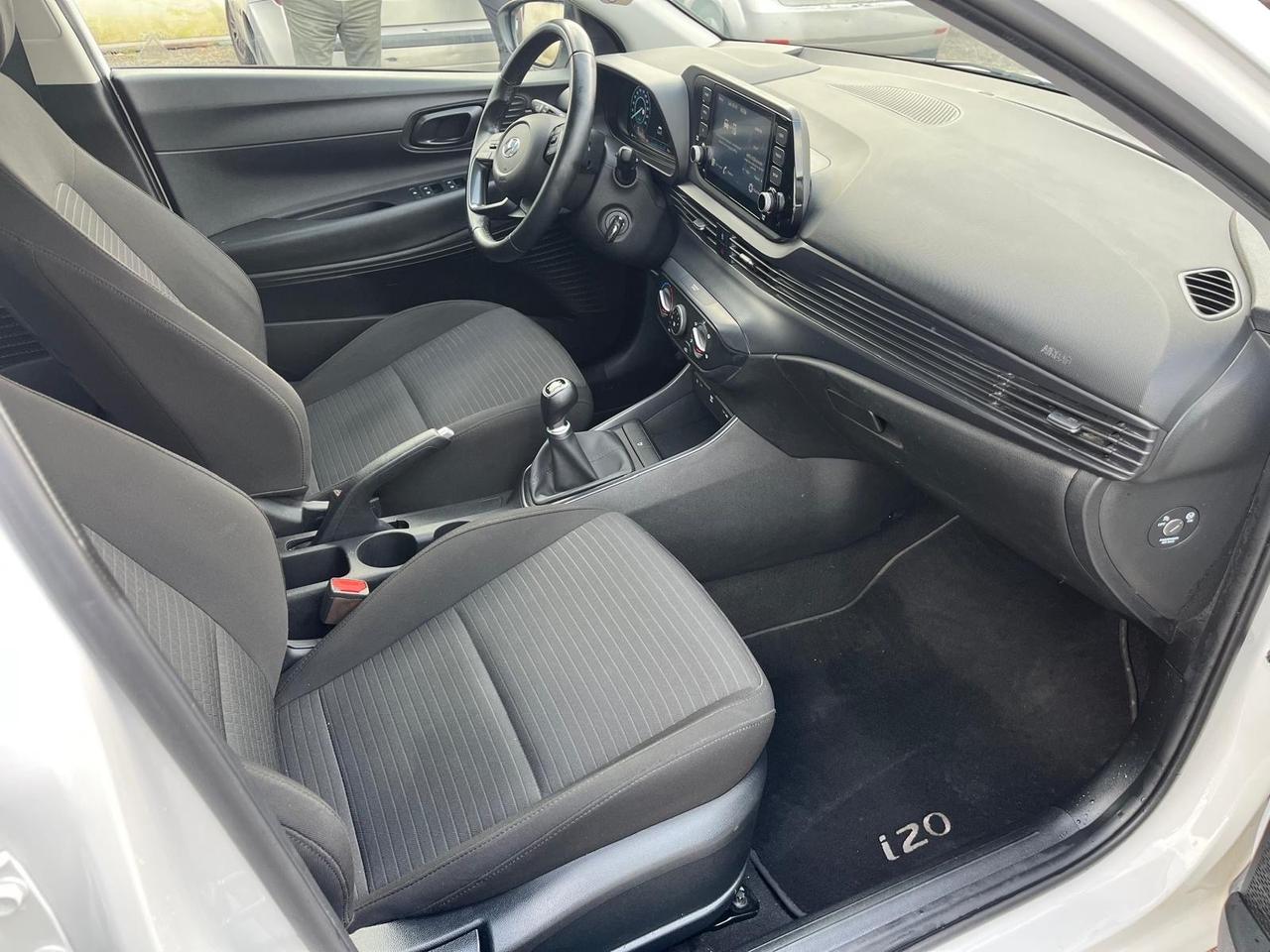 Hyundai i20-1.2 benz-full-2023