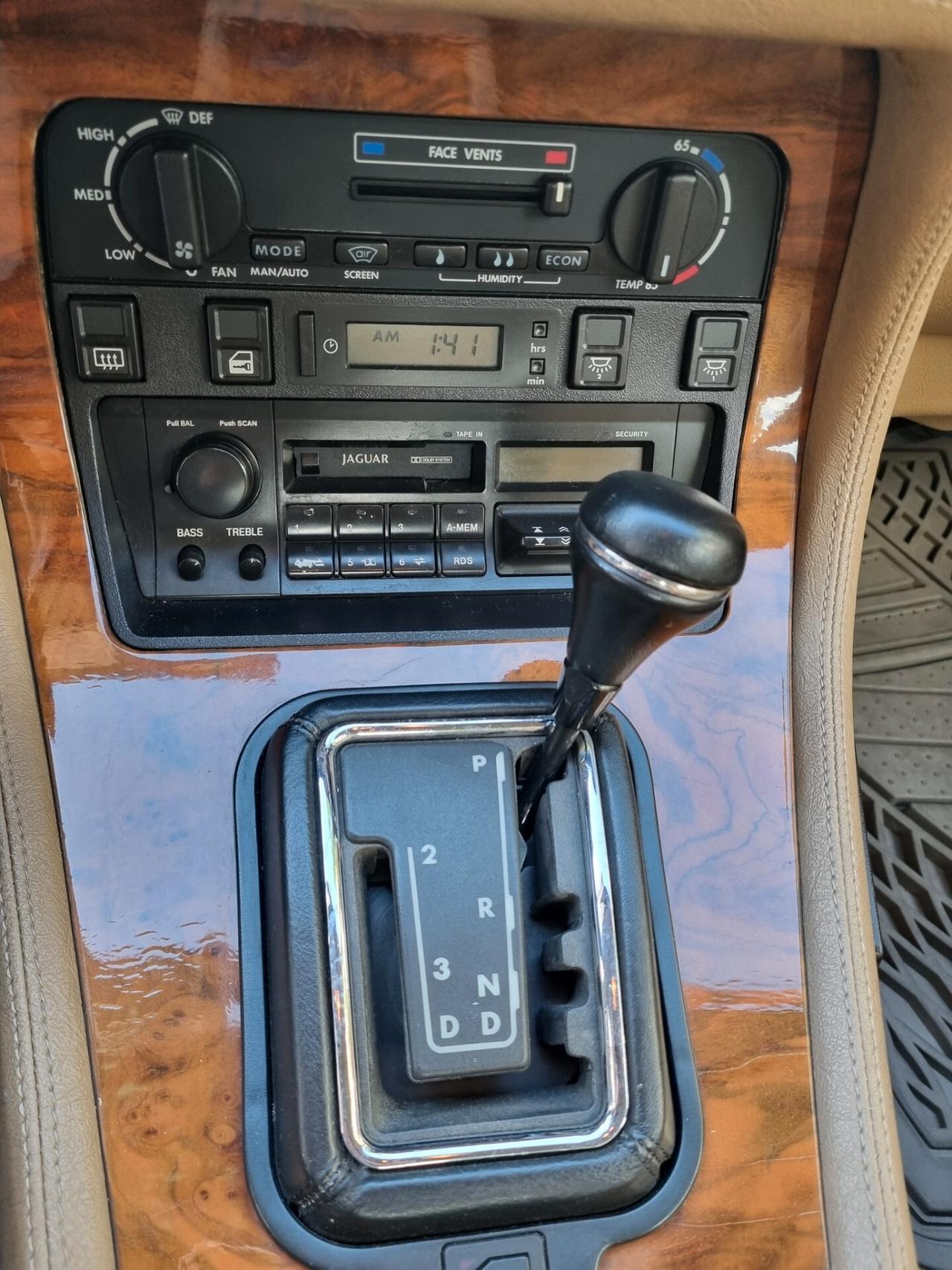 Jaguar XJ40 Sovereign 4.0 ASI ORO