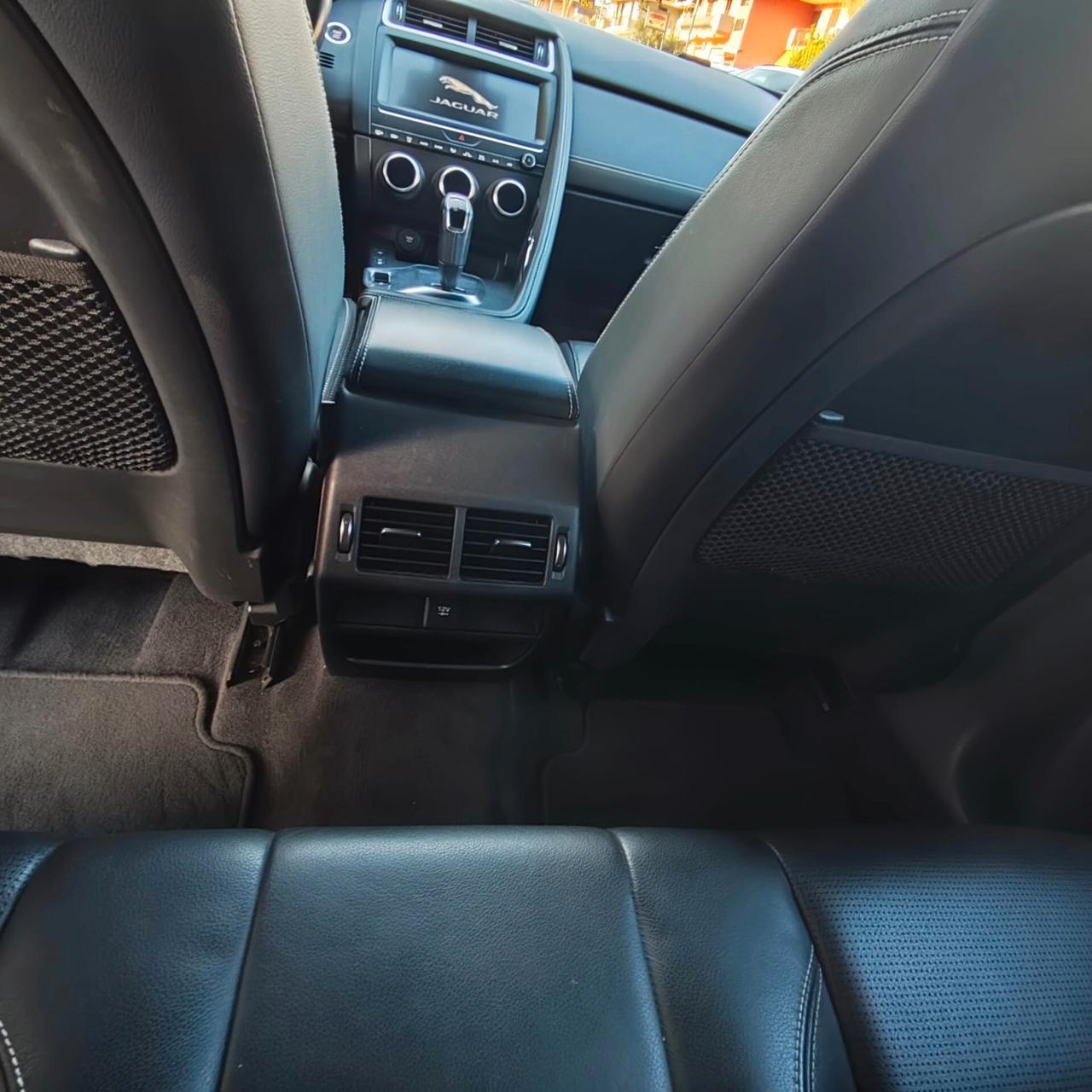 Jaguar E-Pace 2.0D 150 CV AWD aut. R-Dynamic SE