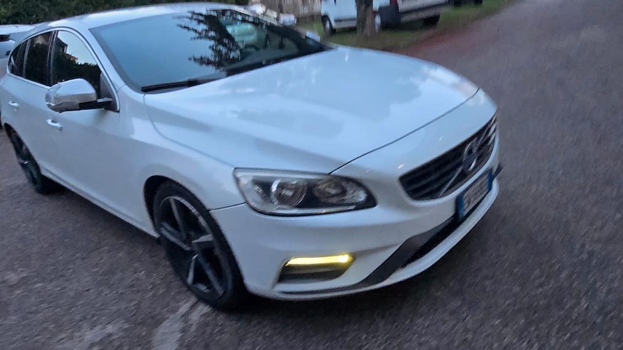 Volvo V60 D4 AWD Geartronic R-design Momentum