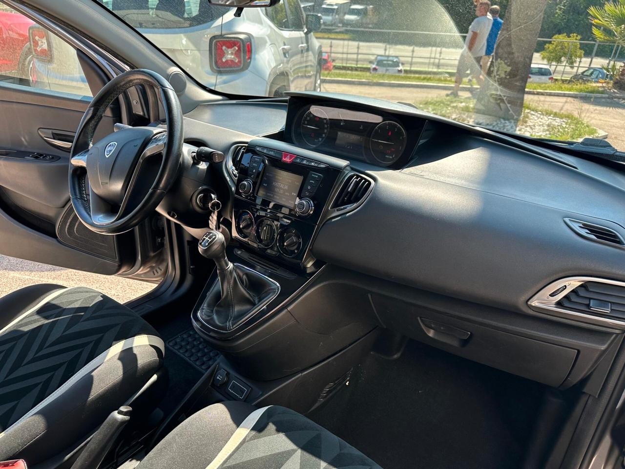 Lancia Ypsilon 1.3 MJT 16V 95 CV 5 porte S&S Platinum NEOPATENTATI