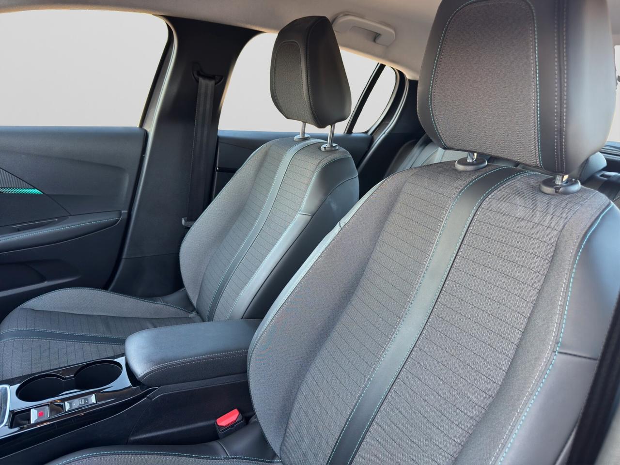 Peugeot 208 PureTech 100 ALLURE PACK-KEYLESS(CARPLAY