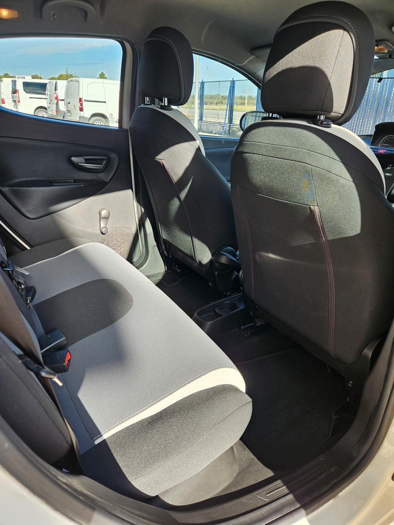 Lancia Ypsilon 1.2 69 CV 5 porte S Momodesign