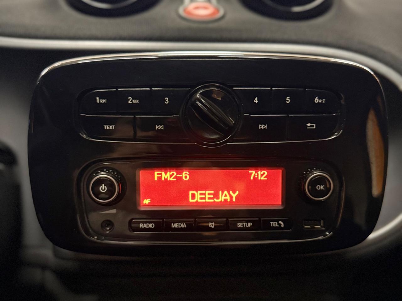 BELLISSIMA SMART FORTWO ADATTA A NEOPATENTATI CON TETTO PANORAMICO CON SOLI 69.625 KM