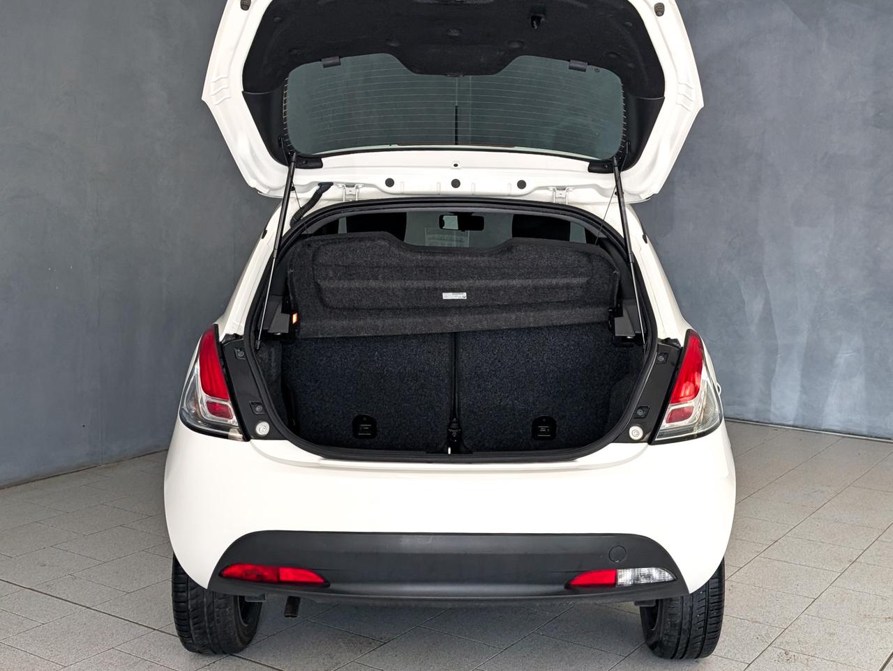 Lancia Ypsilon 1.0 Hybrid 70cv Silver