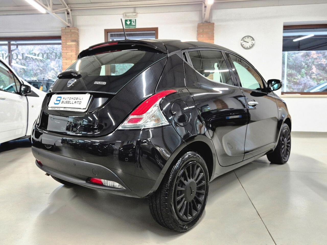 Lancia Ypsilon 1.0 FireFly 5 porte S&S Hybrid Silver