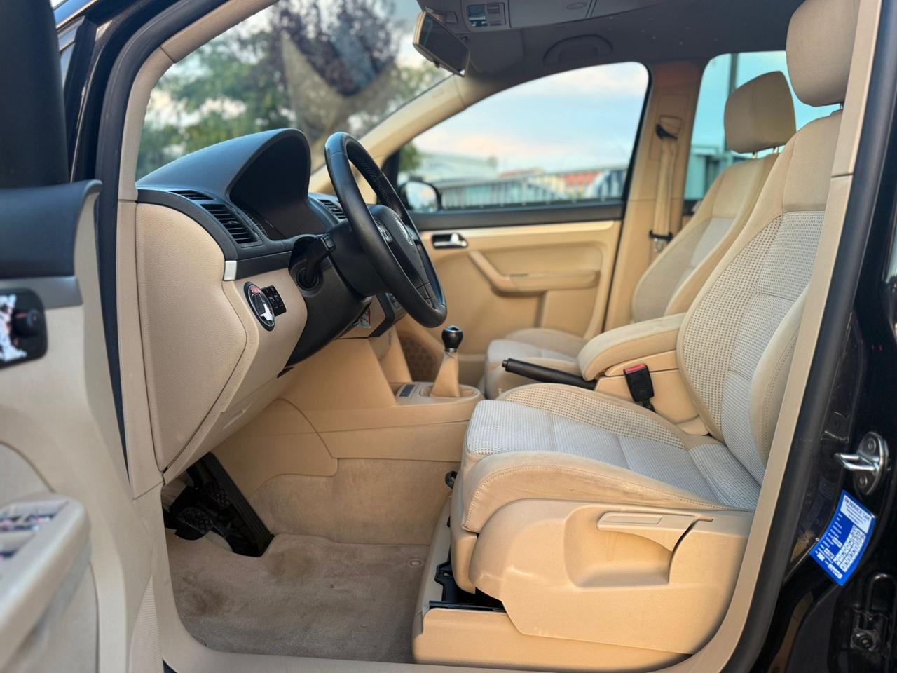 Volkswagen Touran 1.6 16V FSI Highline 7 POSTI