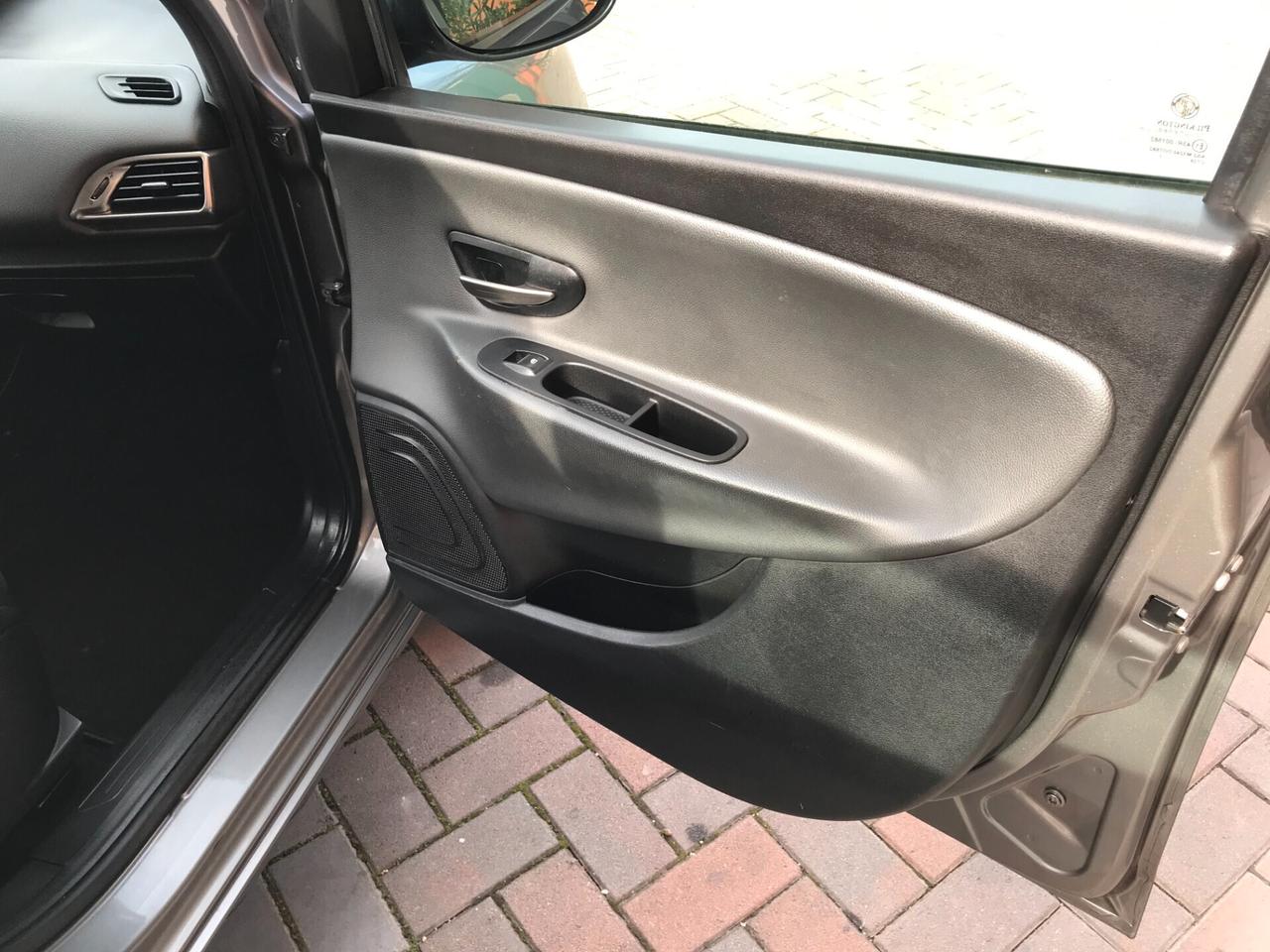 Lancia Ypsilon 0.9 TwinAir 85 CV 5 porte Metano Ecochic Silver