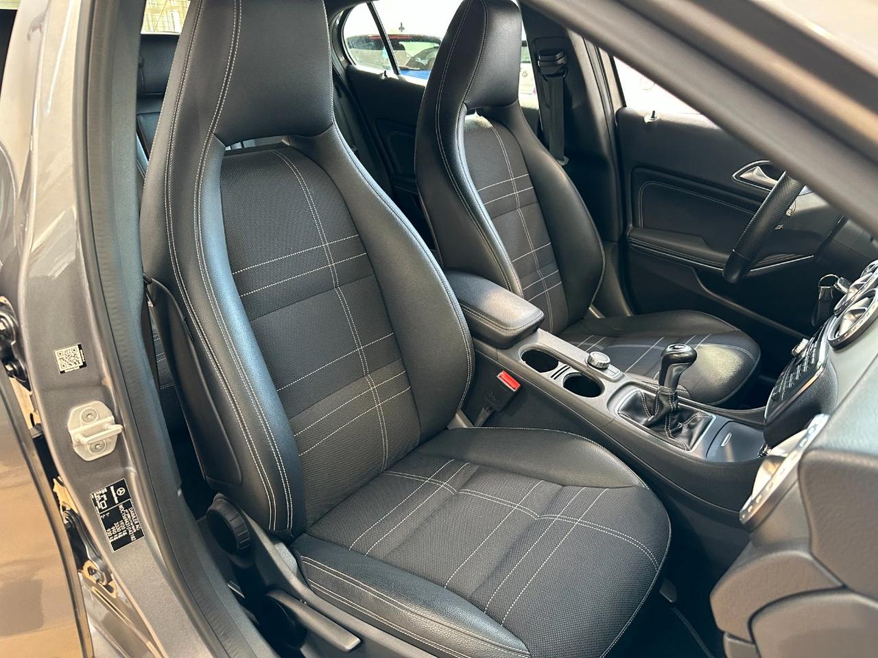 Mercedes GLA 200 Sport - Xeno - 18" - Navi - Sensori park
