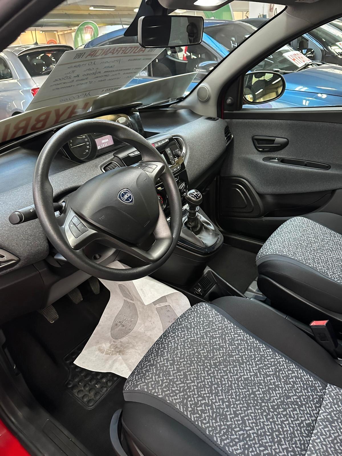 Lancia Ypsilon 1.0 FireFly 5 porte S&S Hybrid Ecochic Silver